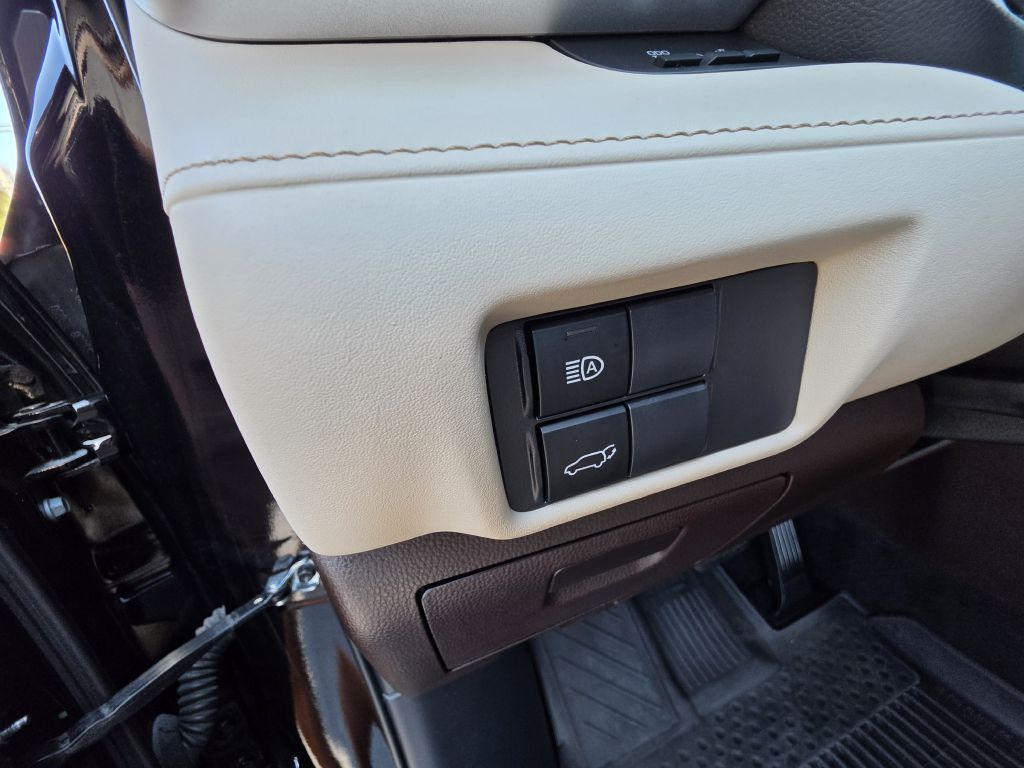 Image for 2022 Toyota HIGHLANDER XLE NEW Michelins - Captains Seats