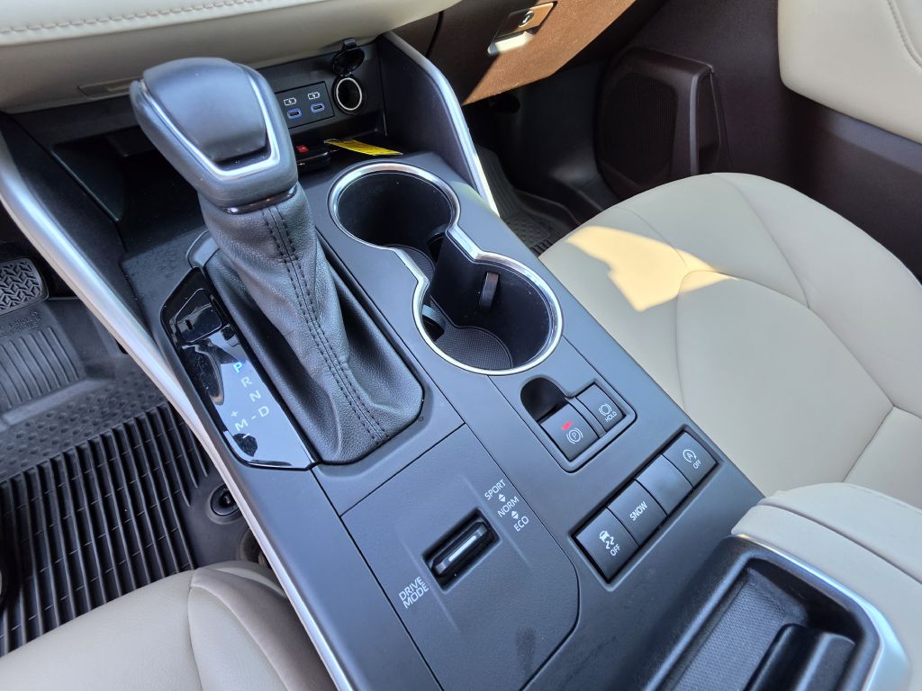 Image for 2022 Toyota HIGHLANDER XLE NEW Michelins - Captains Seats