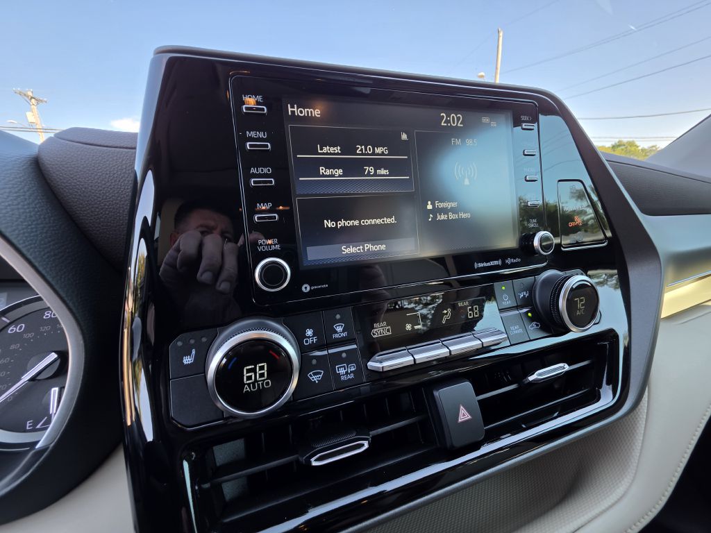 Image for 2022 Toyota HIGHLANDER XLE NEW Michelins - Captains Seats