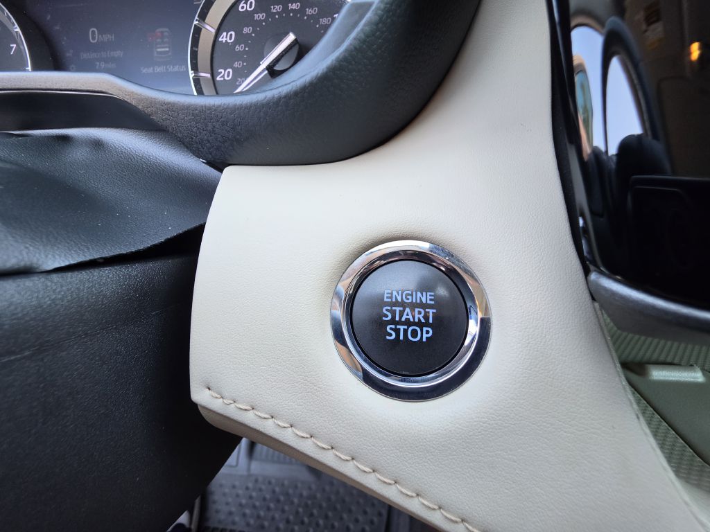 Image for 2022 Toyota HIGHLANDER XLE NEW Michelins - Captains Seats