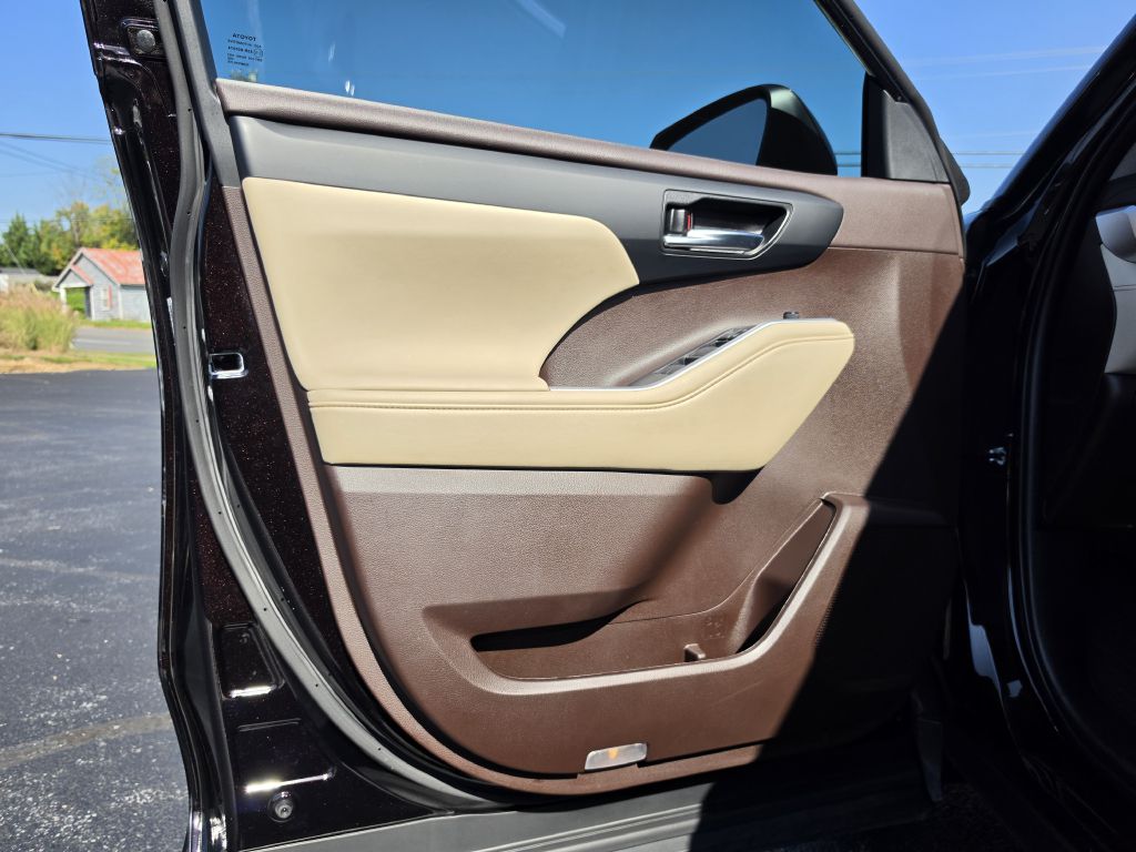 Image for 2022 Toyota HIGHLANDER XLE NEW Michelins - Captains Seats