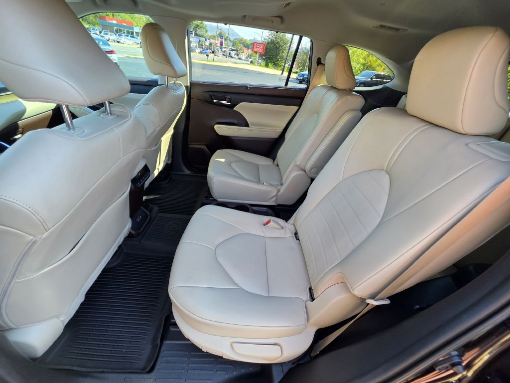 Image for 2022 Toyota HIGHLANDER XLE NEW Michelins - Captains Seats