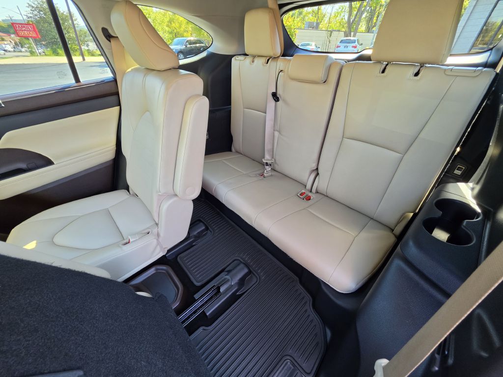 Image for 2022 Toyota HIGHLANDER XLE NEW Michelins - Captains Seats