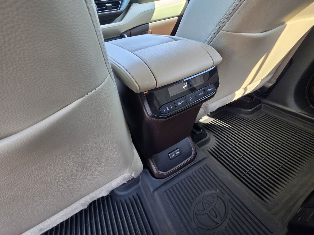 Image for 2022 Toyota HIGHLANDER XLE NEW Michelins - Captains Seats