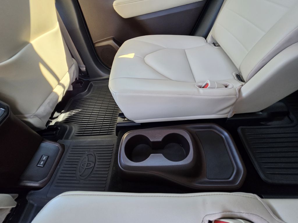 Image for 2022 Toyota HIGHLANDER XLE NEW Michelins - Captains Seats