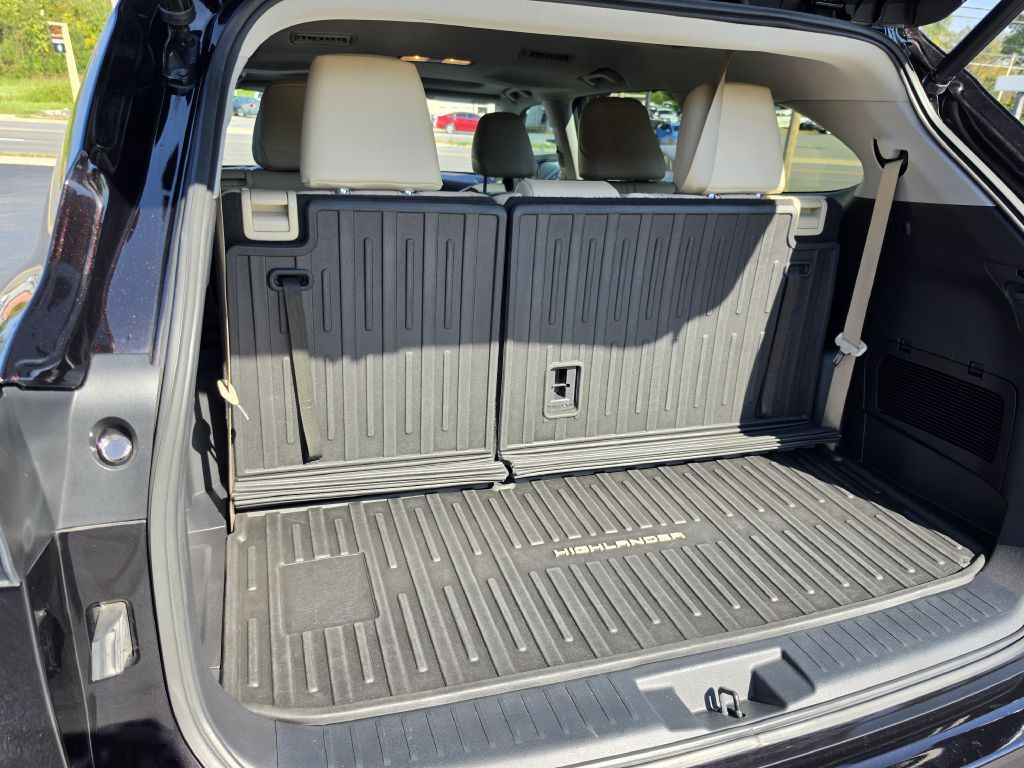 Image for 2022 Toyota HIGHLANDER XLE NEW Michelins - Captains Seats