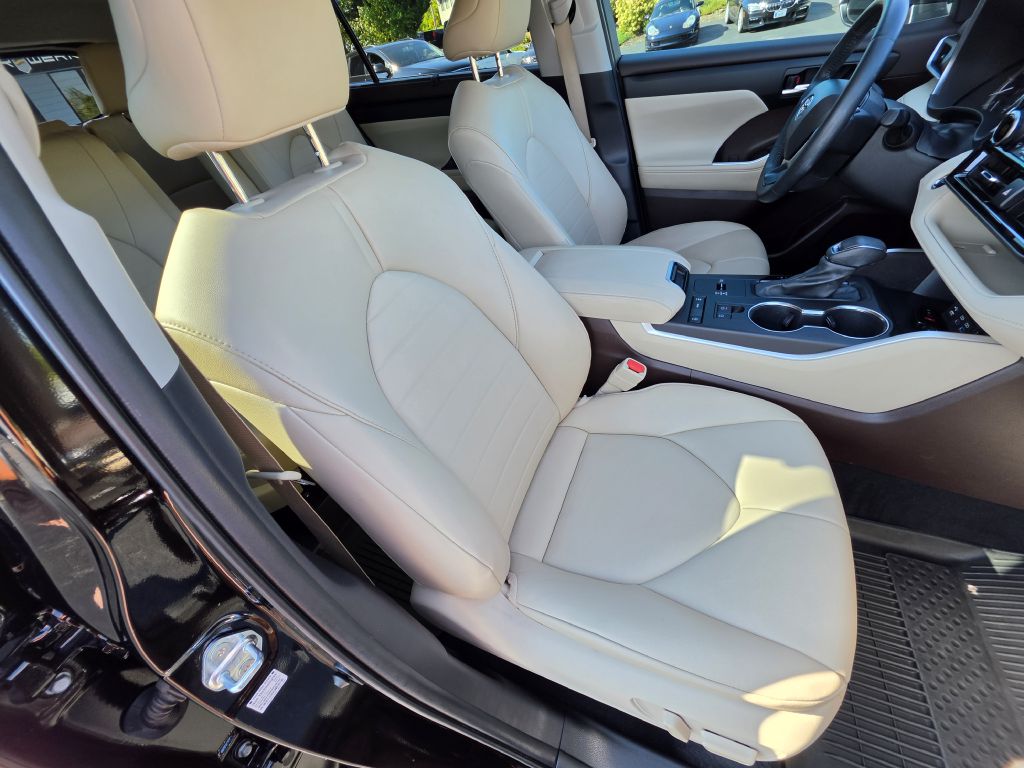 Image for 2022 Toyota HIGHLANDER XLE NEW Michelins - Captains Seats