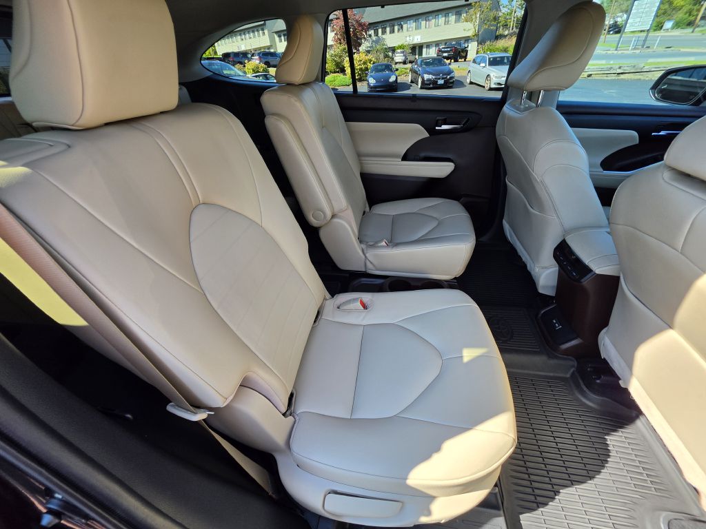 Image for 2022 Toyota HIGHLANDER XLE NEW Michelins - Captains Seats