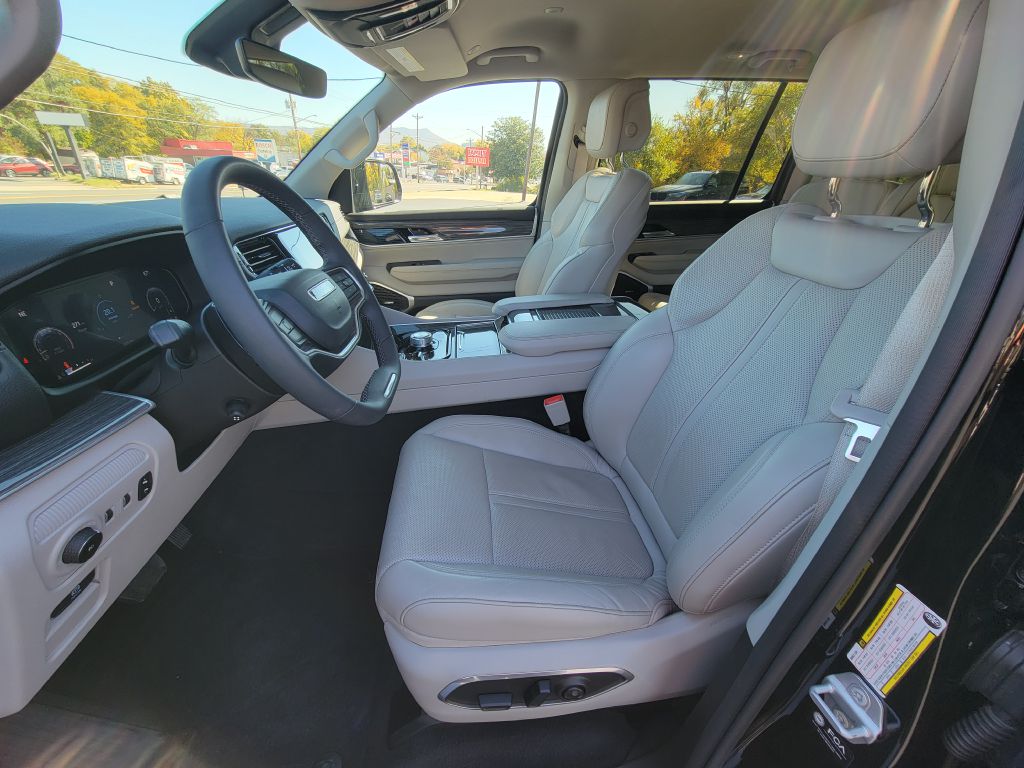 Image for 2022 Jeep WAGONEER 4X4 SERIES II 1-Owner 8-Passenger