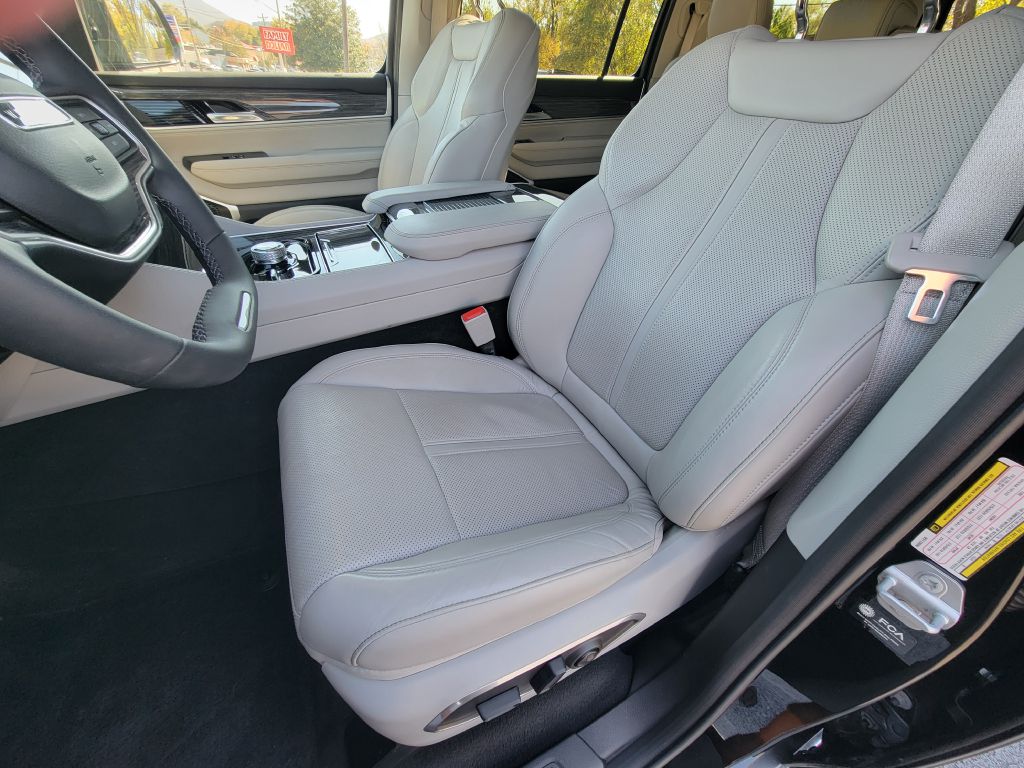 Image for 2022 Jeep WAGONEER 4X4 SERIES II 1-Owner 8-Passenger