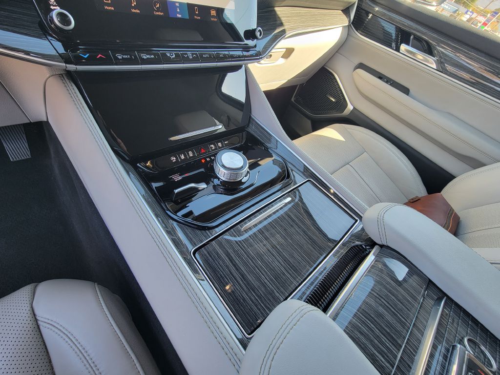 Image for 2022 Jeep WAGONEER 4X4 SERIES II 1-Owner 8-Passenger