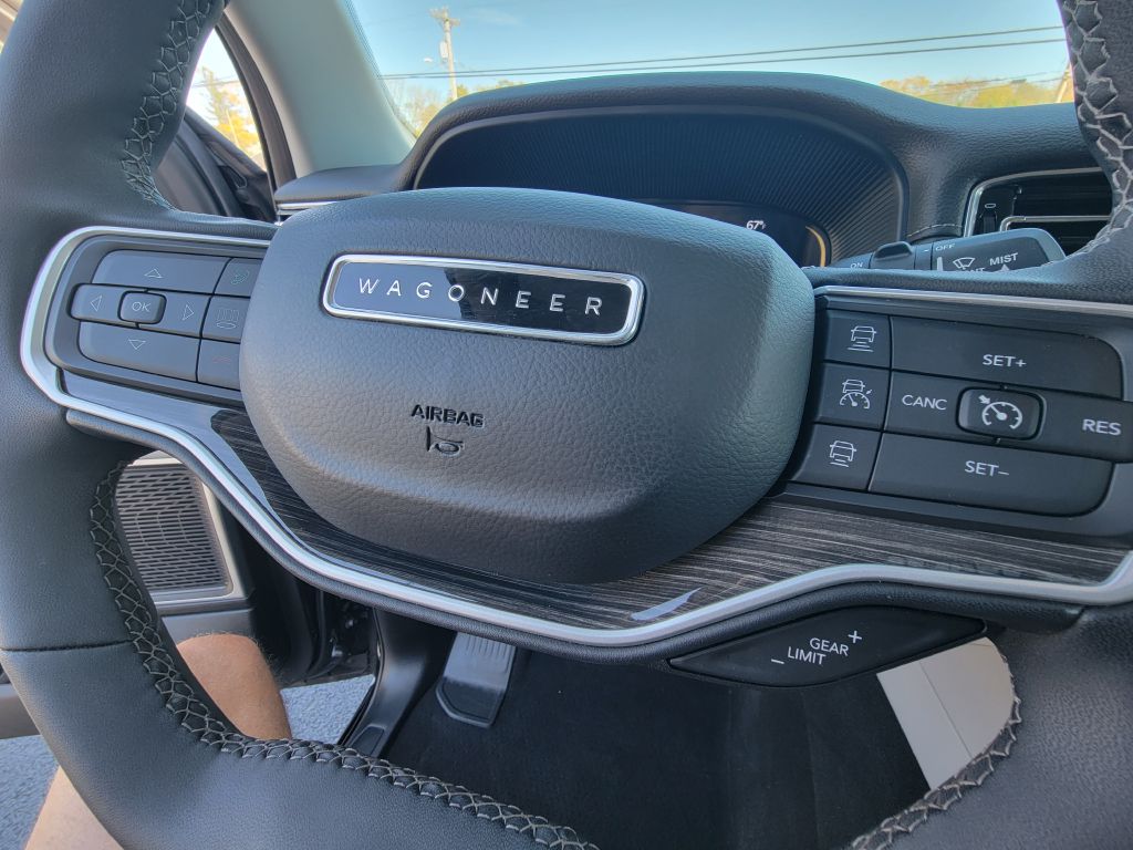 Image for 2022 Jeep WAGONEER 4X4 SERIES II 1-Owner 8-Passenger