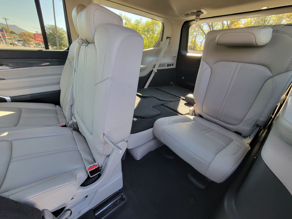 Image for 2022 Jeep WAGONEER 4X4 SERIES II 1-Owner 8-Passenger