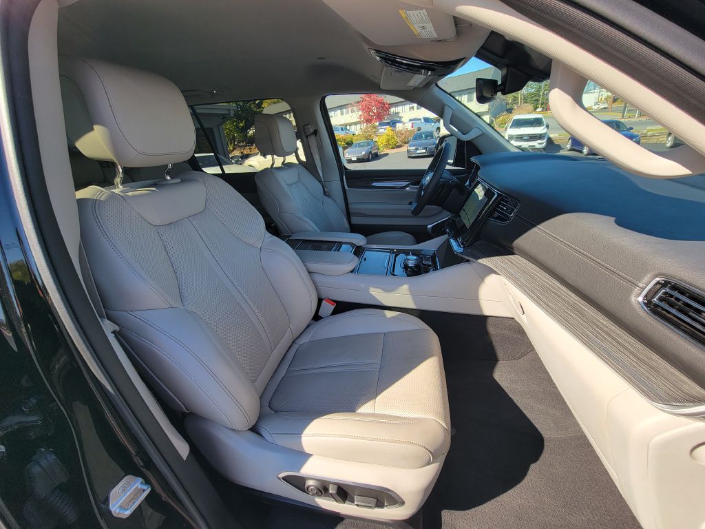 Image for 2022 Jeep WAGONEER 4X4 SERIES II 1-Owner 8-Passenger