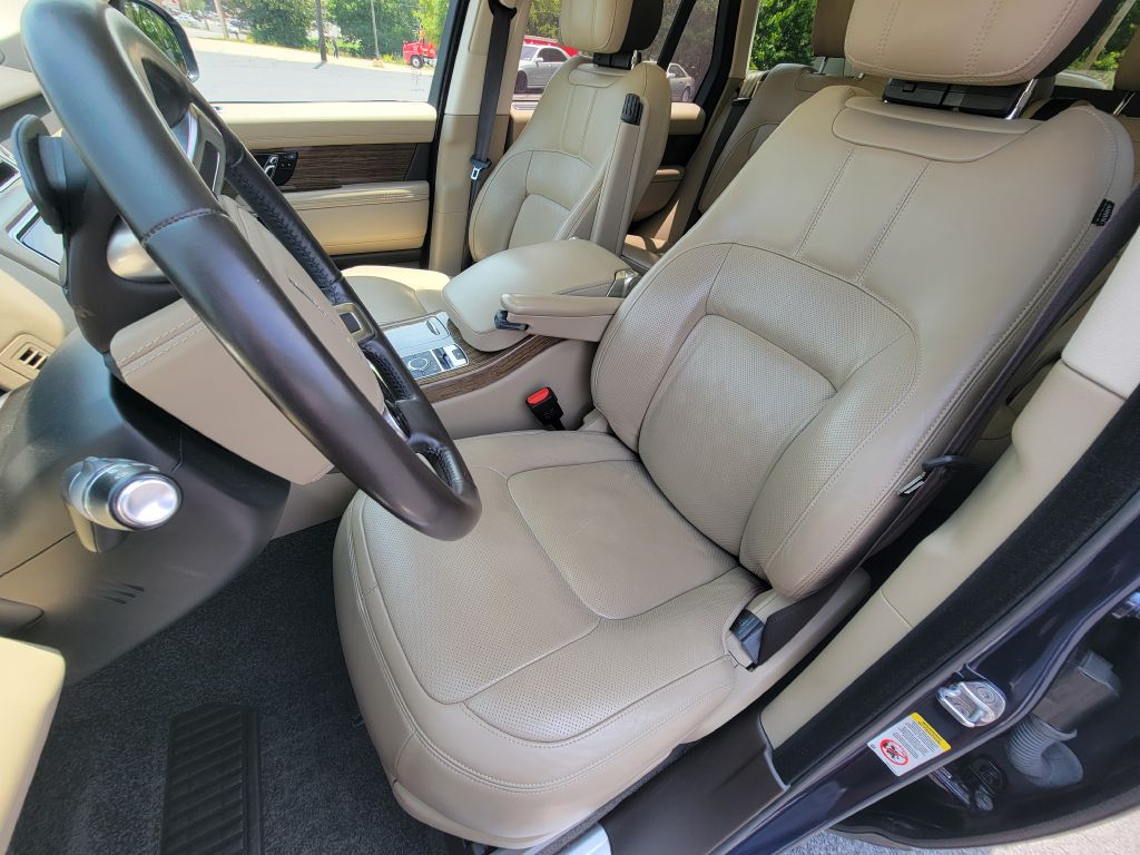 2019 Land Rover Range Rover HSE photo 18