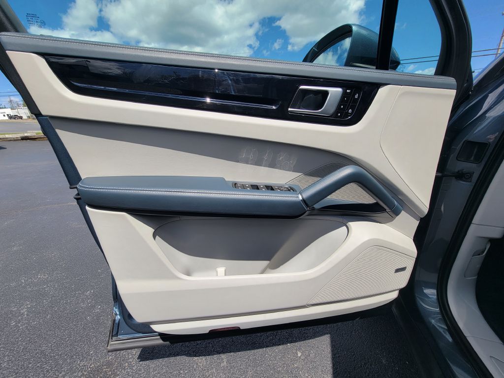 Image for 2020 Porsche CAYENNE S Launch Edition Biscay Blue