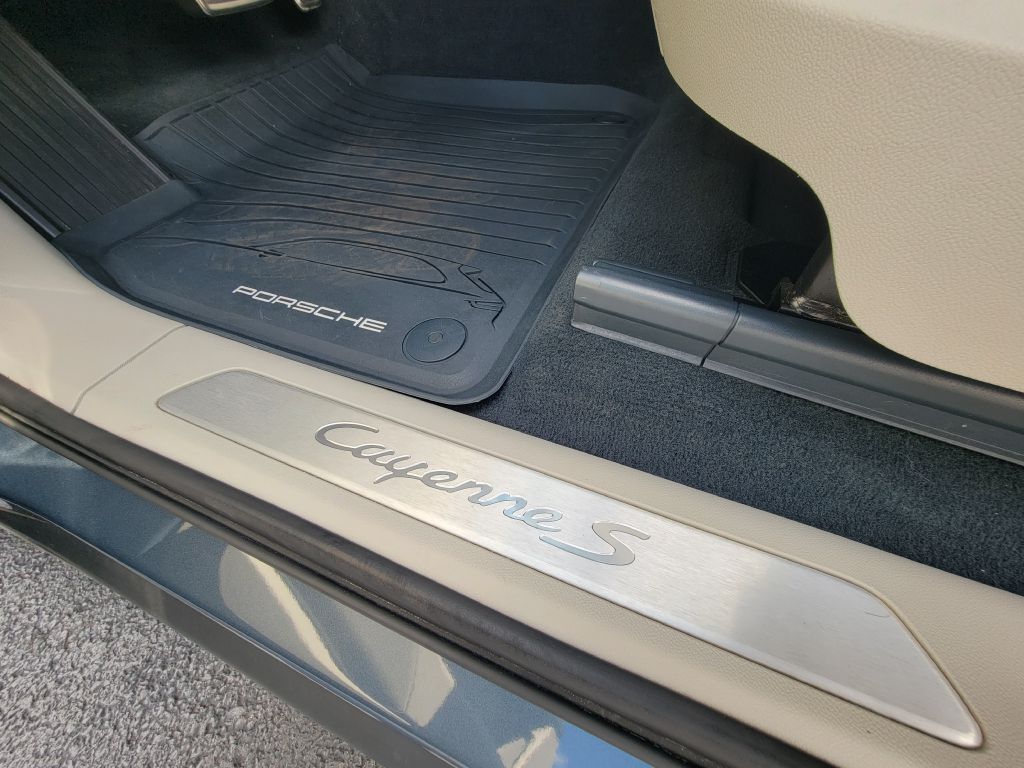 Image for 2020 Porsche CAYENNE S Launch Edition Biscay Blue