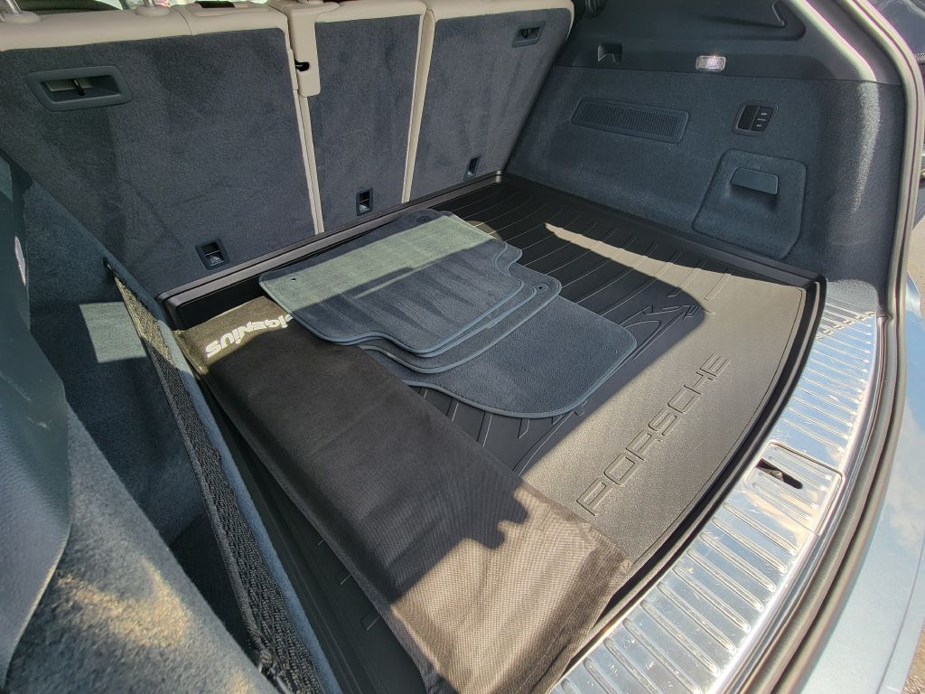 Image for 2020 Porsche CAYENNE S Launch Edition Biscay Blue