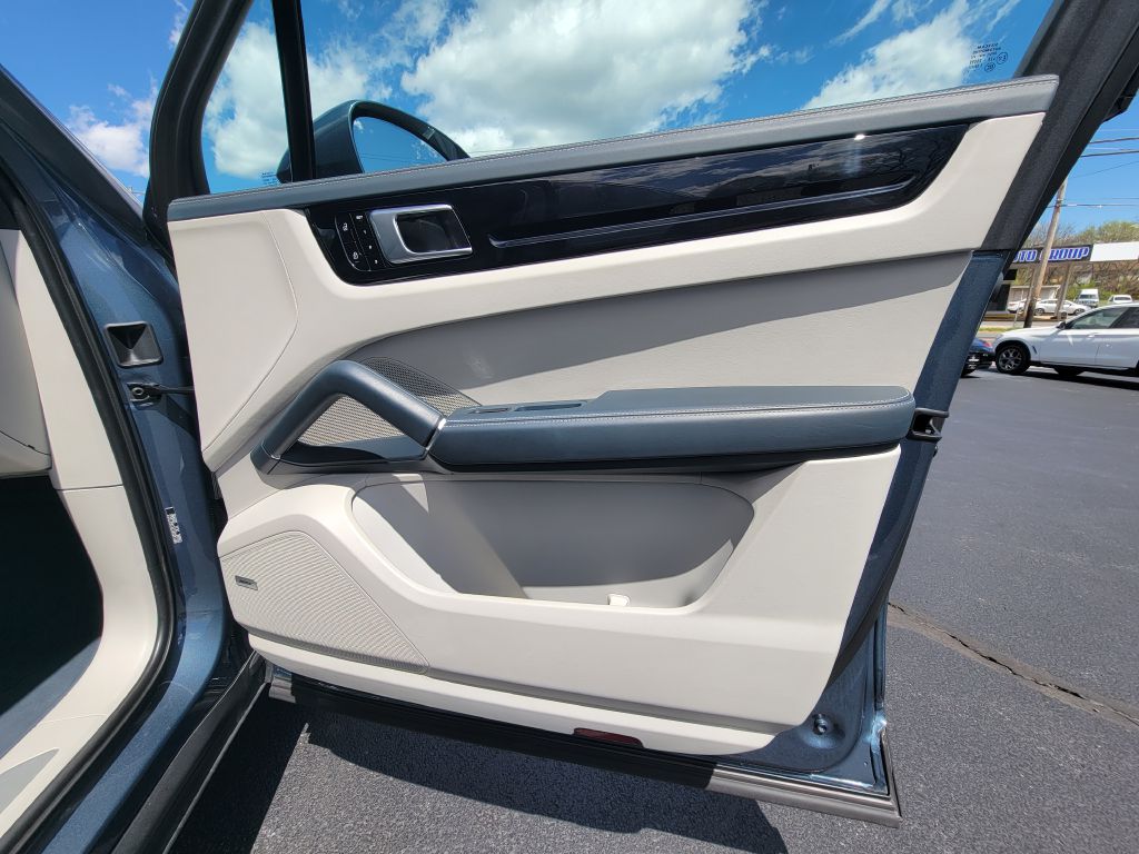 Image for 2020 Porsche CAYENNE S Launch Edition Biscay Blue