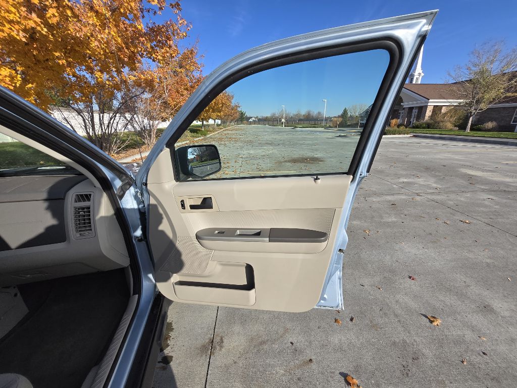 Photo 17 of this FORD ESCAPE
