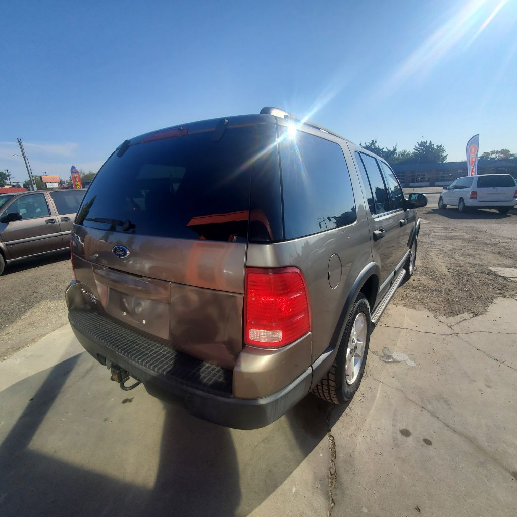 Photo 3 of this FORD EXPLORER