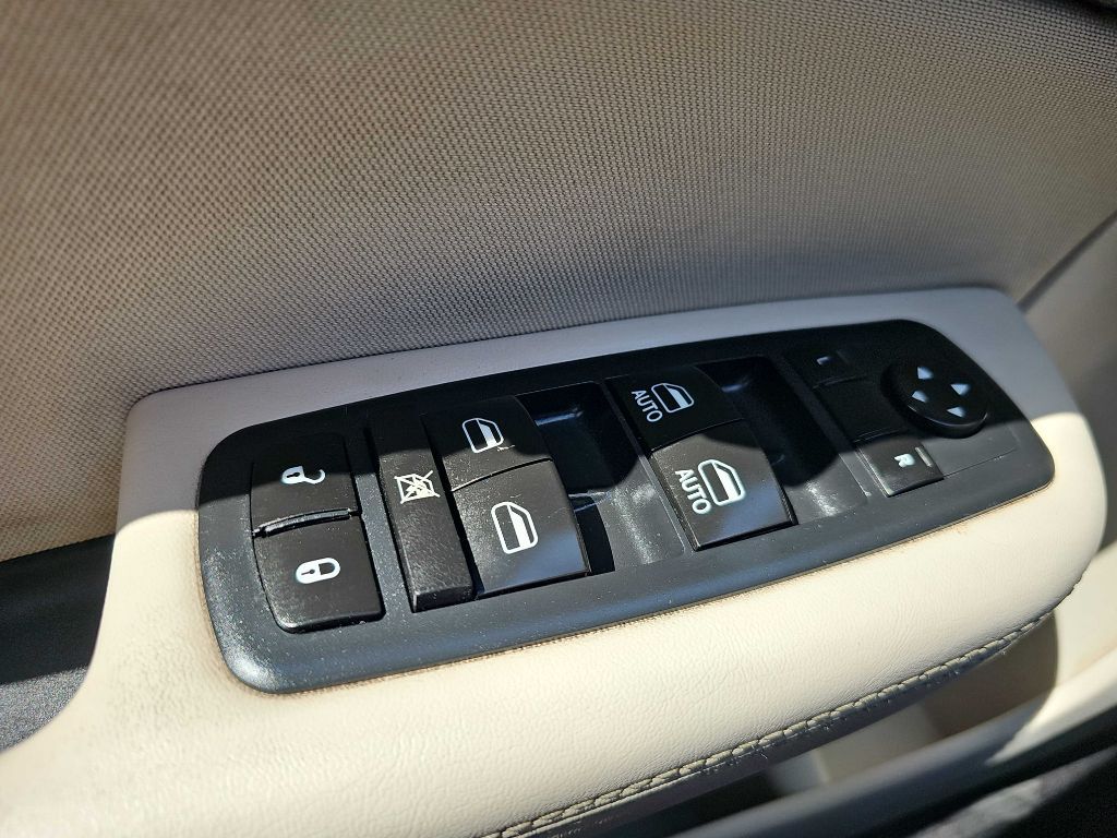 Photo 20 of this CHRYSLER 200