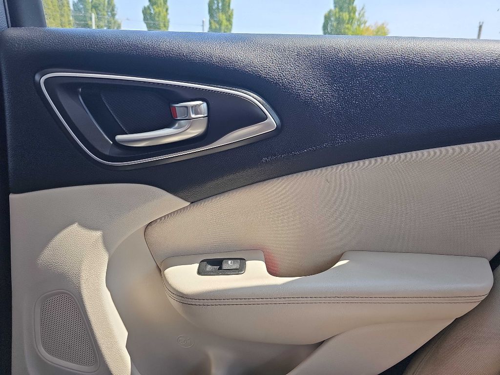 Photo 7 of this CHRYSLER 200
