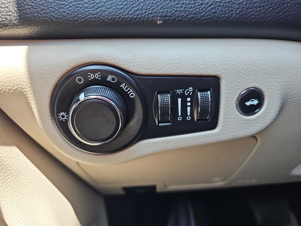 Photo 17 of this CHRYSLER 200