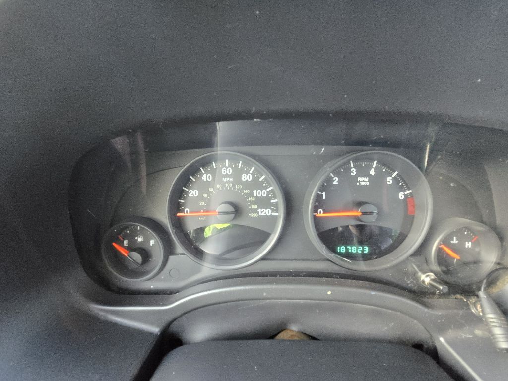 Photo 27 of this JEEP COMPASS