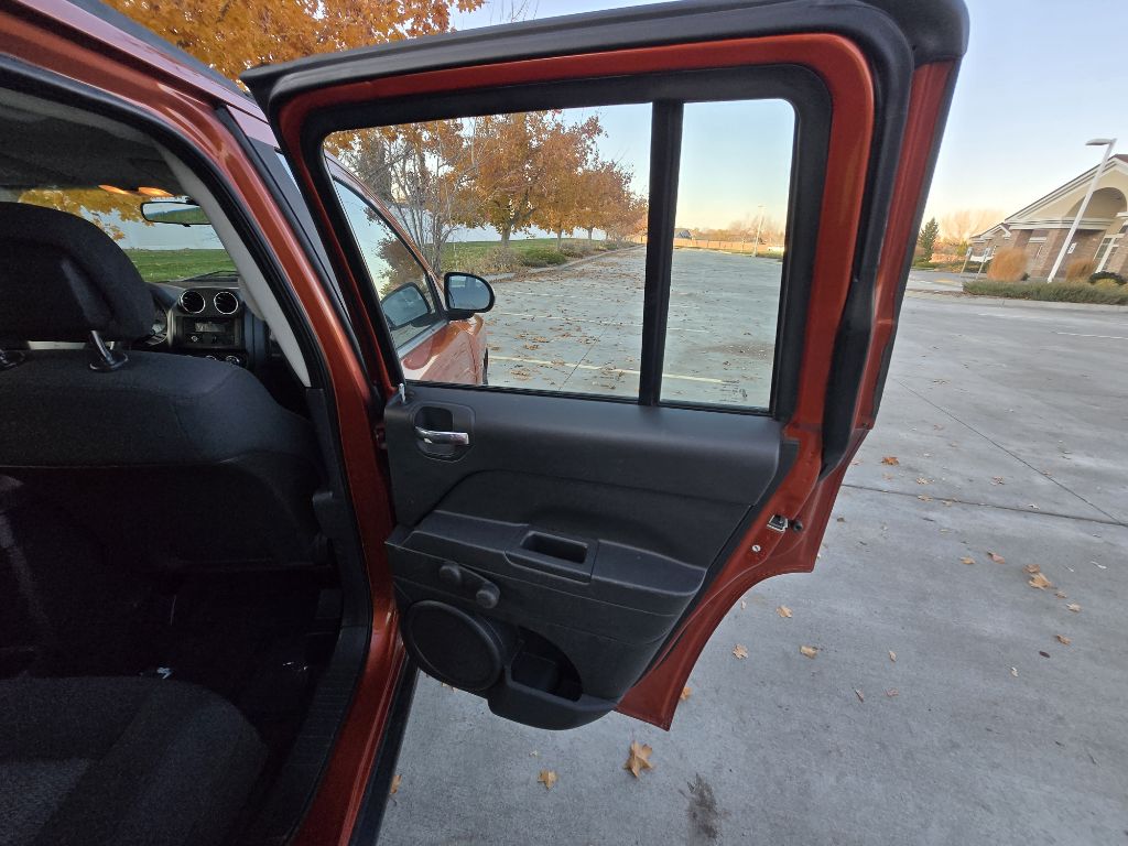 Photo 17 of this JEEP COMPASS