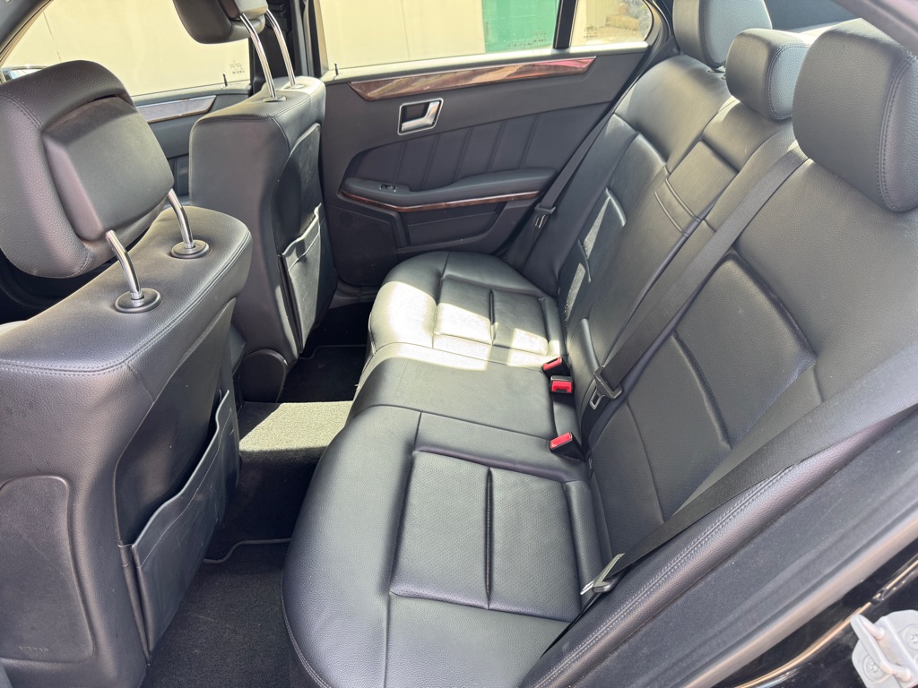 Photo 4 of this MERCEDES-BENZ E-CLASS