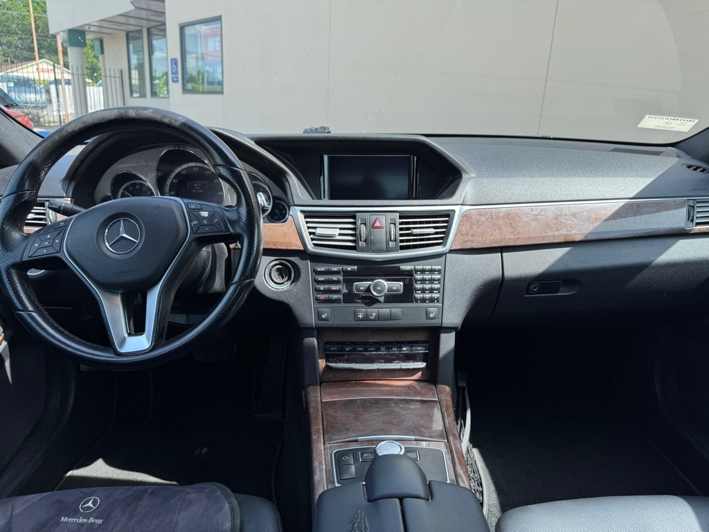 Photo 6 of this MERCEDES-BENZ E-CLASS