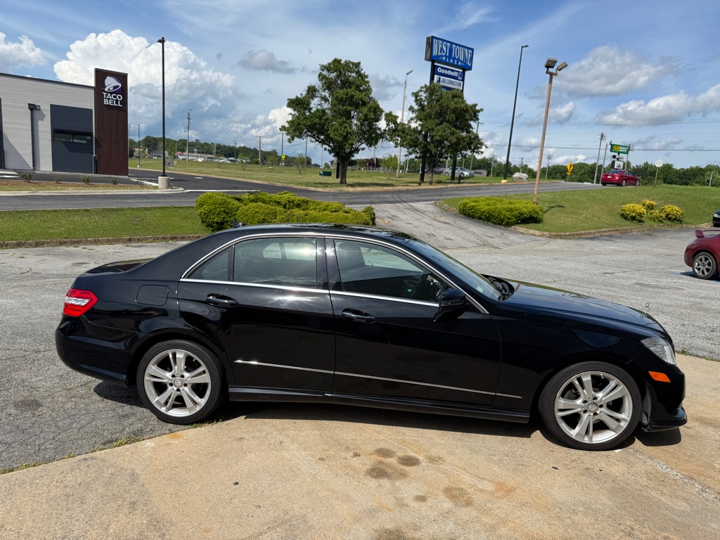 Photo 2 of this MERCEDES-BENZ E-CLASS