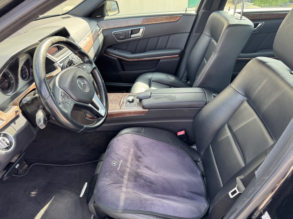 Photo 5 of this MERCEDES-BENZ E-CLASS