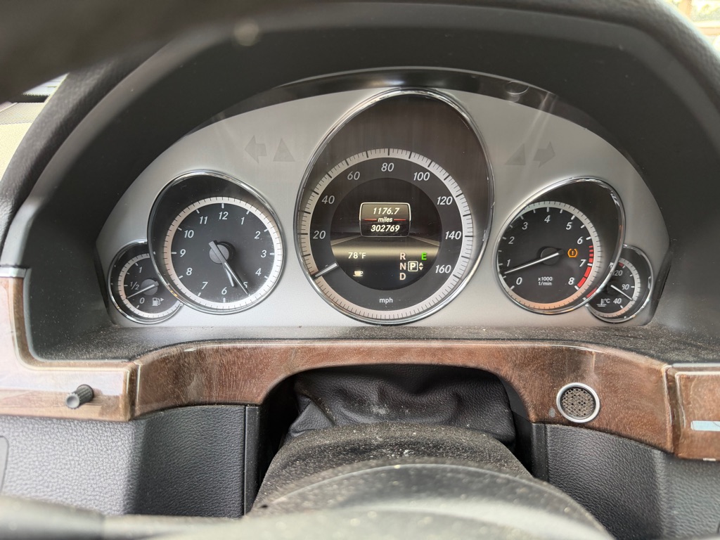 Photo 8 of this MERCEDES-BENZ E-CLASS