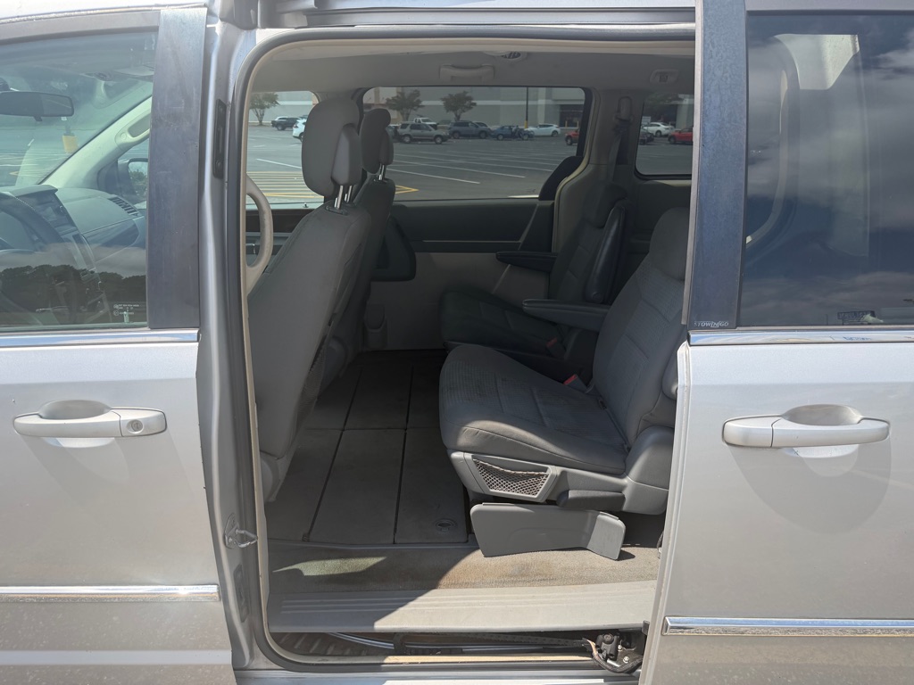 Photo 6 of this CHRYSLER TOWN & COUNTRY