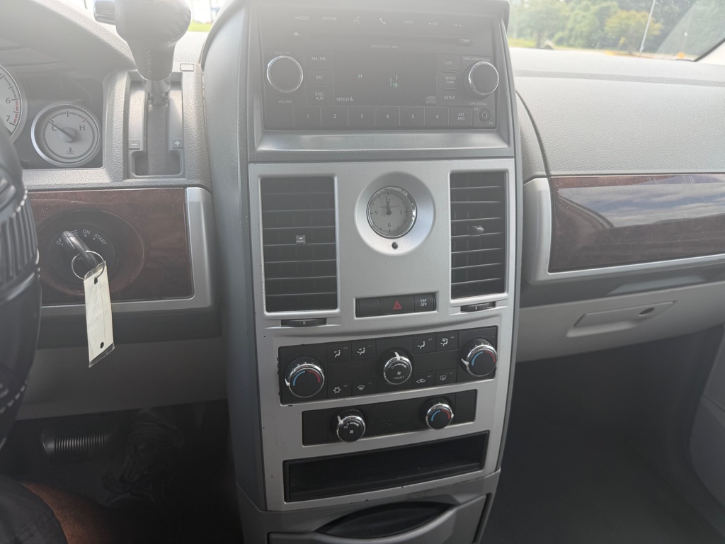 Photo 9 of this CHRYSLER TOWN & COUNTRY