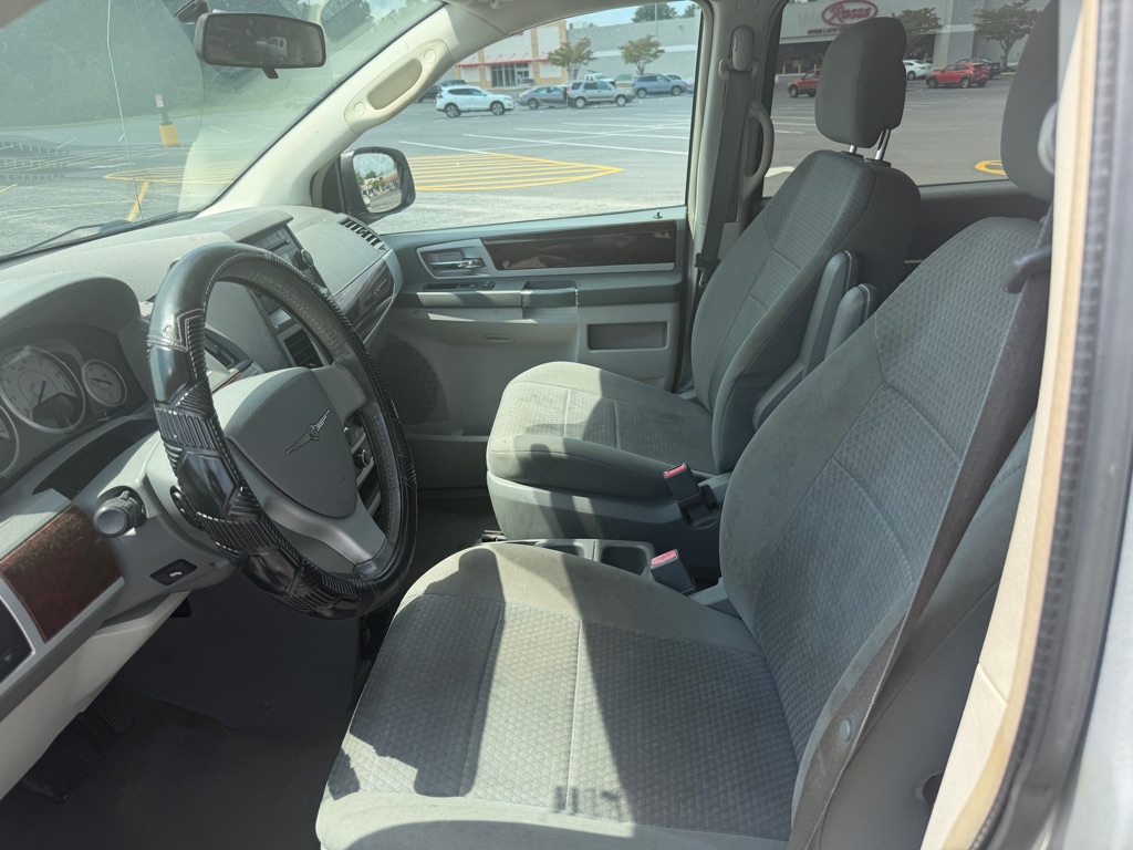 Photo 8 of this CHRYSLER TOWN & COUNTRY