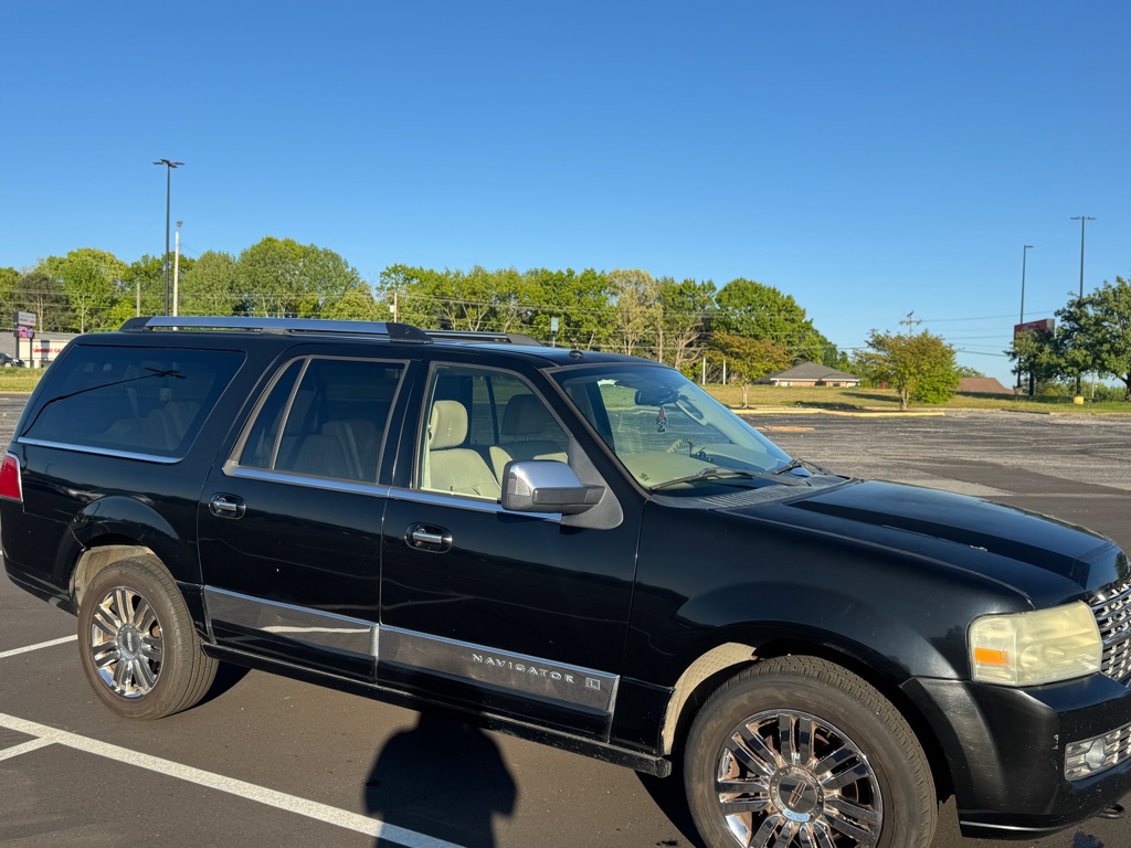 Photo 3 of this LINCOLN NAVIGATOR