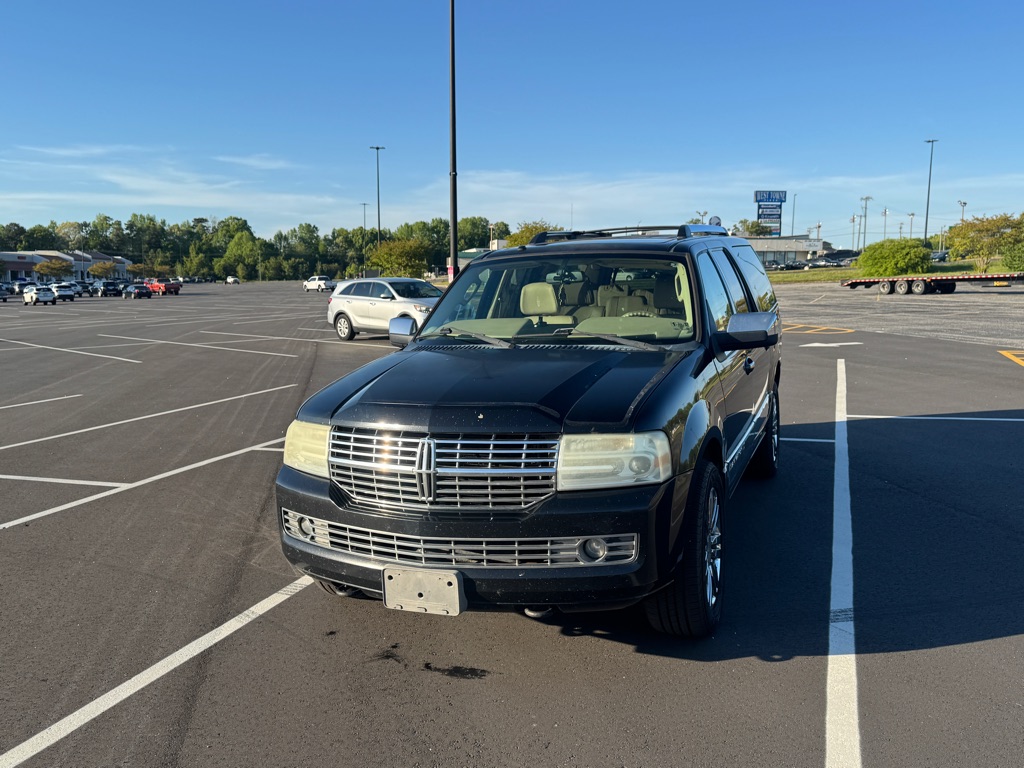 Photo 2 of this LINCOLN NAVIGATOR