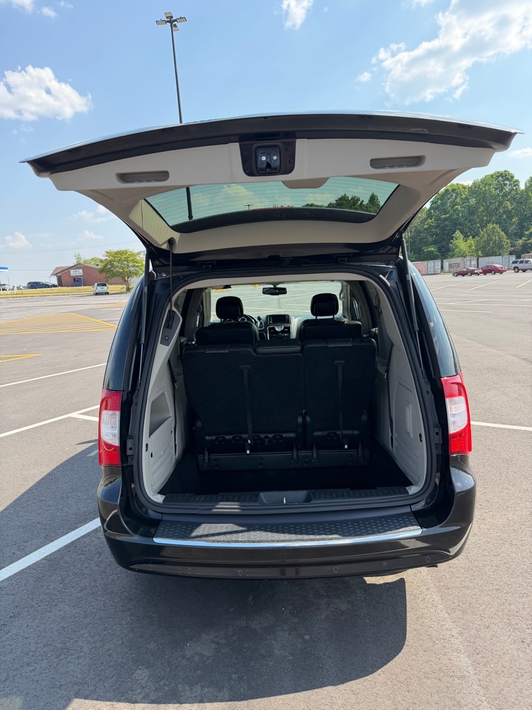 Photo 5 of this CHRYSLER TOWN & COUNTRY