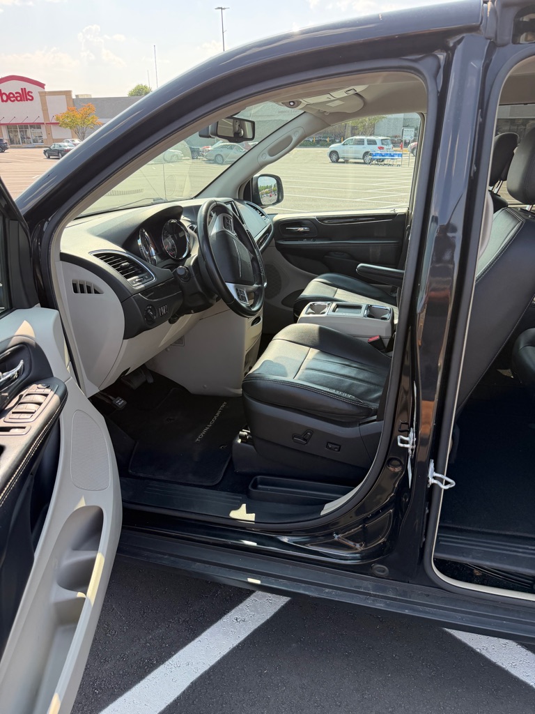 Photo 7 of this CHRYSLER TOWN & COUNTRY