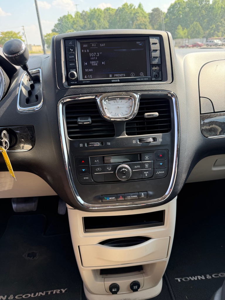 Photo 8 of this CHRYSLER TOWN & COUNTRY