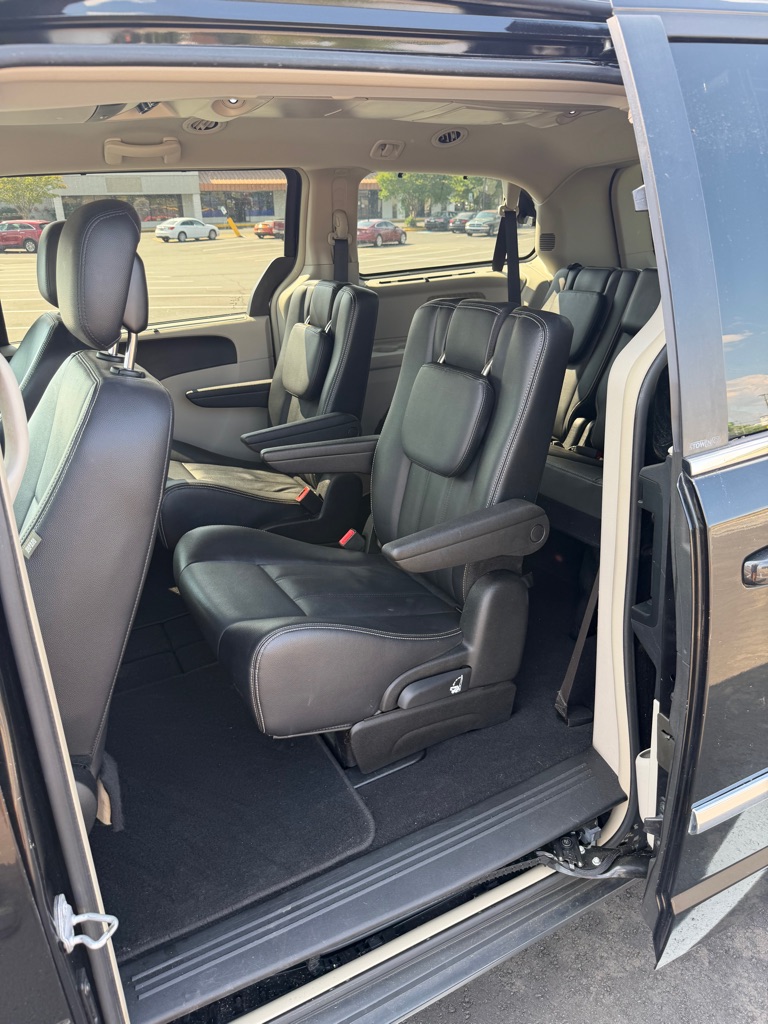 Photo 6 of this CHRYSLER TOWN & COUNTRY