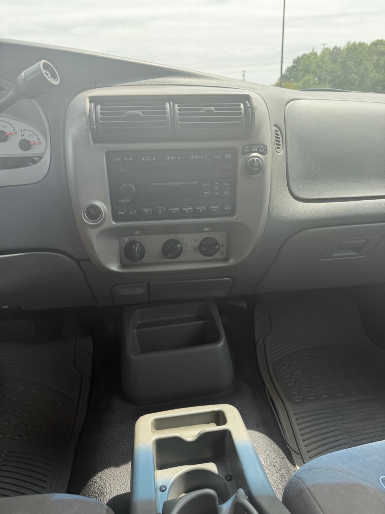 Photo 7 of this FORD EXPLORER SPORT