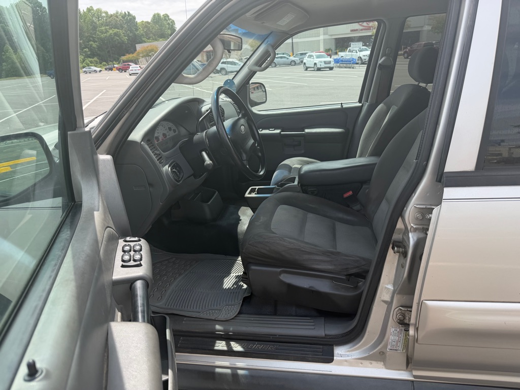 Photo 6 of this FORD EXPLORER SPORT