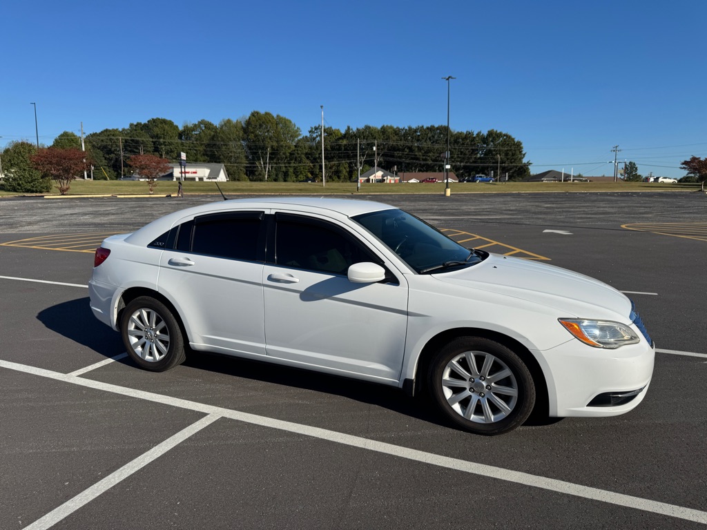 Photo 3 of this CHRYSLER 200