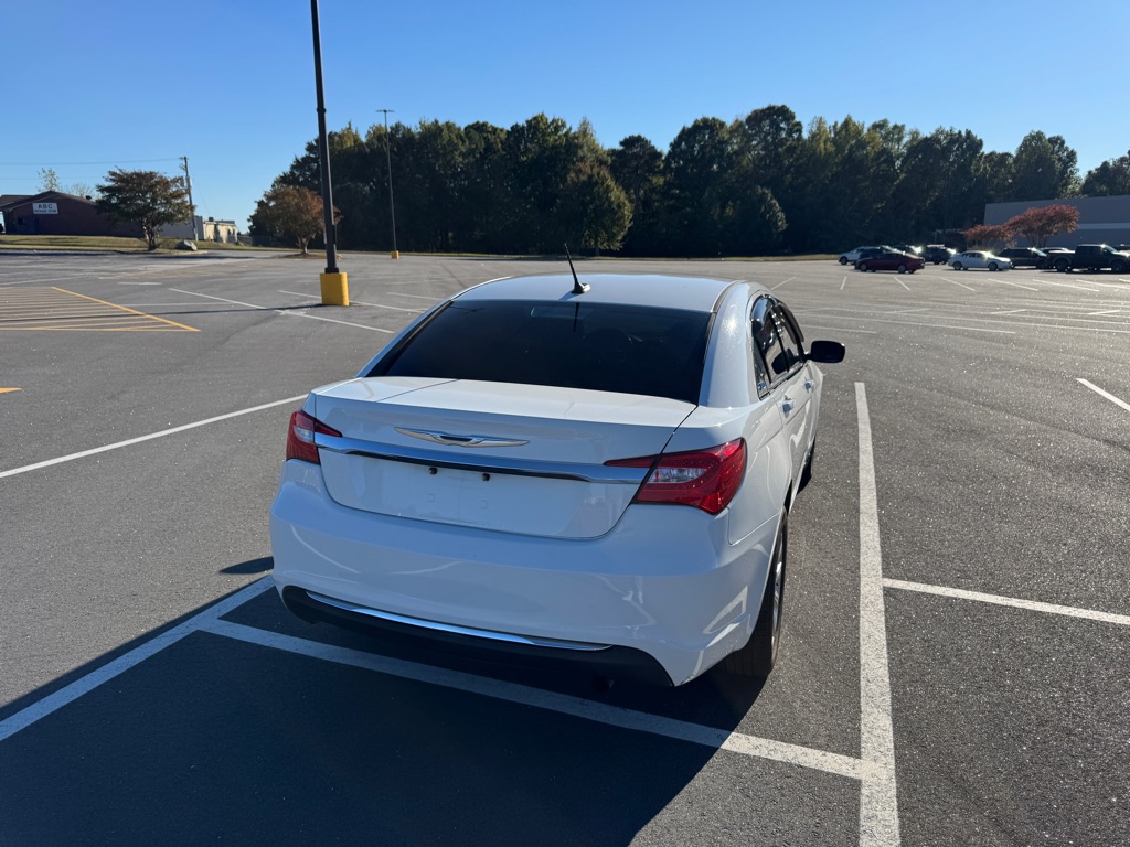 Photo 4 of this CHRYSLER 200