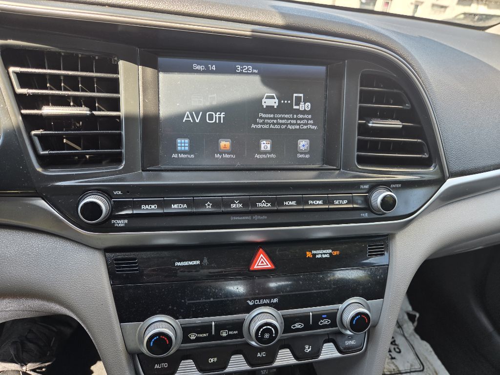 Photo 14 of this HYUNDAI ELANTRA