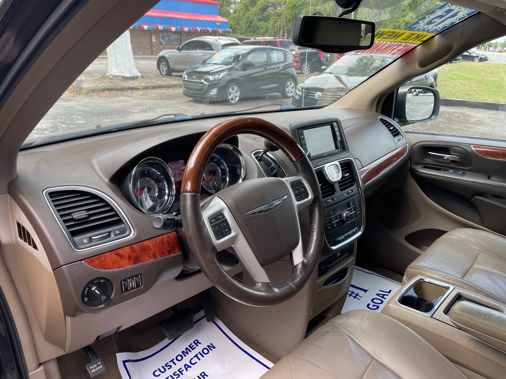 Photo 13 of this CHRYSLER TOWN & COUNTRY